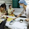 Chăm sóc cho trẻ mắc bệnh ho gà tại Bệnh viện Nhi Trung ương. (Ảnh: TTXVN/Vietnam+)