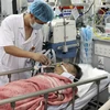 Nhân viên y tế cấp cứu cho bệnh nhân bị đột quỵ. (Ảnh: TTXVN/Vietnam+)