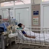 Một bệnh nhân ngộ độc rượu được cấp cứu tại Bệnh viện Bạch Mai. (Ảnh: PV/Vietnam+)