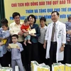Phó Chủ tịch nước tặng quà cho các bệnh nhi. (Ảnh: PV/Vietnam+)