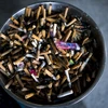 Tàn thuốc lá tại một ga tàu. (Ảnh:AFP/TTXVN)