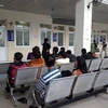 Người dân ngồi chờ khám bệnh tại Bệnh viện K. (Ảnh: PV/Vietnam+)