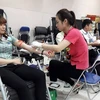 Nhân viên của Công ty tham gia hiến máu tại chương trình. (Ảnh: PV/Vietnam+)