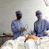 Bác sỹ trẻ Nguyễn Chiến Quyết (bên phải) tiến hành một ca mổ Nội soi tại Bệnh viện Đa khoa huyện Bắc Hà. (Ảnh: T.G/Vietnam+)