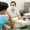 Nhân viên y tế khám, điều trị cho bệnh nhân HIV/AIDS. (Ảnh: Dương Ngọc/ TTXVN)