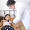 Bác sỹ khám cho bệnh nhân mắc sốt xuất huyết Dengue tại Bệnh viện đa khoa tỉnh Tiền Giang. (Ảnh: Nam Thái/TTXVN)