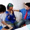Bắc sỹ trẻ tình nguyện khám bệnh cho người dân huyện Bắc Hà, Lào Cai. (Ảnh: Dương Ngọc/TTXVN)