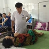Bác sỹ thăm khám cho bệnh nhân Thảo. (Nguồn: PV/Vietnam+)