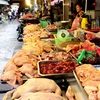 Quầy bán hàng thực phẩm tươi sống gia súc gia cầm tại một chợ. (Ảnh: Đình Huệ/TTXVN)