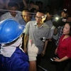 Phó Thủ tướng hỏi thăm công nhân trong hầm của công trình xây dựng. (Ảnh: Danh Lam/TTXVN)