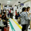 Bệnh viện Bệnh Nhiệt đới Trung ương tiếp nhận khám, điều trị hàng trăm bệnh nhân sốt xuất huyết. (Ảnh: Dương Ngọc/TTXVN)