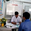 Nhân viên Trung tâm phòng chống HIV/AIDS tỉnh Khánh Hòa tư vấn về cách phòng bệnh cho người dân. (Ảnh: T.G/Vietnam+)
