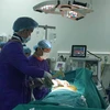 Một ca phẫu thuật chấn thương chỉnh hình được tiến hành tại Bệnh viện Hữu nghị Việt Đức. (Ảnh: PV/Vietnam+)
