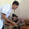 Nhân viên y tế khám sức khỏe cho người dân tại Trạm y tế xã Đồng Thịnh. (Ảnh: Thùy Giang/Vietnam+)