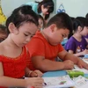 Trẻ em trong giờ học tập tô màu. (Ảnh minh họa: Phạm Cường/TTXVN)