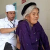 Bộ trưởng Nguyễn Thị Kim Tiến tặng quà cho trạm y tế xã ở Phú Thọ