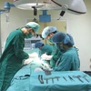 Các bác sỹ Bệnh viện Việt Nam-Thụy Điển Uông Bí phẫu thuật cho bệnh nhân. (Ảnh: PV/Vietnam+)