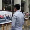 Người dân xem ảnh trưng bày về sự kiện APEC. (Ảnh: PV/Vietnam+)