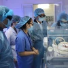 Bộ trưởng Bộ Y tế thăm trẻ sơ sinh tại Bệnh viện Sản nhi tỉnh Bắc Ninh. (Ảnh: PV/Vietnam+)