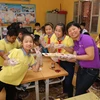 Các em được trực tiếp học cách làm các món ăn đơn giản nhưng giàu dinh dưỡng. (Ảnh: PV/Vietnam+)
