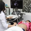 Siêu âm tầm soát cho thai phụ tại Bệnh viện Từ Dũ. (Ảnh: Phương Vy/TTXVN)