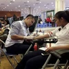 Các bạn trẻ tham gia hiến máu nhân đạo tại ngày hội. (Ảnh: PV/Vietnam+)