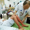 Điều trị cho bệnh nhân mắc sốt xuất huyết tại Hà Nội. (Ảnh: Dương Ngọc/TTXVN)