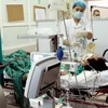 Điều trị cho một bệnh nhân tại Bệnh viện Bạch Mai. (Ảnh: Dương Ngọc/TTXVN)