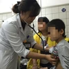 Bác sỹ khám cho bệnh nhân nhi. (Ảnh: http://bachmai.gov.vn)