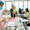Chăm sóc điều trị cho trẻ mắc bệnh cúm tại Bệnh viện Nhi Trung ương. (Ảnh: Dương Ngọc/TTXVN)