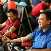 Các cán bộ, công chức, viên chức, thanh niên tình nguyện hiến máu. (Ảnh: Phan Tuấn Anh/TTXVN)