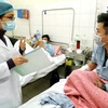  Cán bộ y tế tư vấn chăm sóc cho bệnh nhân mắc bệnh cúm tại bệnh viện Bệnh Nhiệt đới Trung ương. (Ảnh: Dương Ngọc/TTXVN)