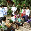 Nhân viên y tế tư vấn, kiểm tra sức khỏe cho đồng bào dân tộc ở Quảng Bình. (Ảnh: Dương Ngọc/TTXVN)