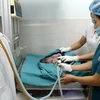 Chăm sóc cho trẻ sơ sinh tại một bệnh viện. (Ảnh: Dương Ngọc/TTXVN)