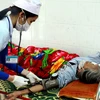 Các cán bộ y tế điều trị cho bệnh nhân lao tại Bệnh viện Đa khoa huyện Lệ Thủy. (Ảnh: Dương Ngọc/TTXVN)