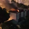 Đám cháy và cột khói từ ngôi nhà xảy ra hỏa hoạn. (Ảnh cắt từ clip)