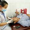 Nhân viên y tế chăm sóc điều trị cho bệnh nhân tại Bệnh viện Y học cổ truyền Thừa Thiên Huế. (Ảnh: Dương Ngọc/TTXVN)