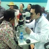 Bác sỹ khám mắt cho người dân tại tỉnh Ninh Bình. (Ảnh: PV/Vietnam+)