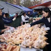 Kiểm tra an toàn vệ sinh thực phẩm tại một hộ kinh doanh thịt gia cầm ở chợ đầu mối tại Hà Nội. (Ảnh: Vũ Sinh/TTXVN)