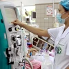 Nhân viên y tế thực hiện kỹ thuật thay huyết tương qua máy ly tâm cho người bệnh tại Bệnh viện Bạch Mai. (Ảnh: Dương Ngọc/TTXVN)