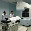 Áp dụng kỹ thuật xạ trị mới trong điều trị ung thư tại Bệnh viện Ung bướu Hà Nội. (Ảnh: TTXVN/Vietnam+)