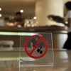 Biển báo cấm hút thuốc tại một nhà hàng. (Nguồn: AFP/TTXVN)