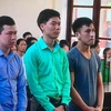 Bác sỹ Lương (ở giữa) trong phiên tòa xét xử sơ thẩm ngày 7/7 đã được hoãn. (Ảnh: PV/Vietnam+)