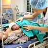 Chăm sóc sơ sinh sau ca đẻ tại bệnh viện. (Ảnh: Dương Ngọc/TTXVN)