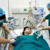 Nhân viên y tế chăm sóc điều trị cho bệnh nhân viêm não mô cầu tại Bệnh viện Bệnh Nhiệt đới Trung ương. 