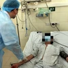 Một bệnh nhân được điều trị tại Bệnh viện Bạch Mai. (Ảnh: TTXVN/Vietnam+)