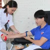 Tình nguyện viên, đoàn viên, thanh niên, cán bộ công nhân viên chức tham gia hiến máu. (Ảnh: TTXVN)
