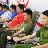 Các bạn trẻ tham gia hiến máu nhân đạo trong Hành trình Đỏ. (Ảnh: PV/Vietnam+)