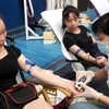 Người dân tham gia hiến máu tại chương trình Giọt hồng Phú Yên. 