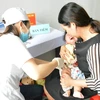 Tiêm chủng cho trẻ em tại thành phố Buôn Ma Thuột. 